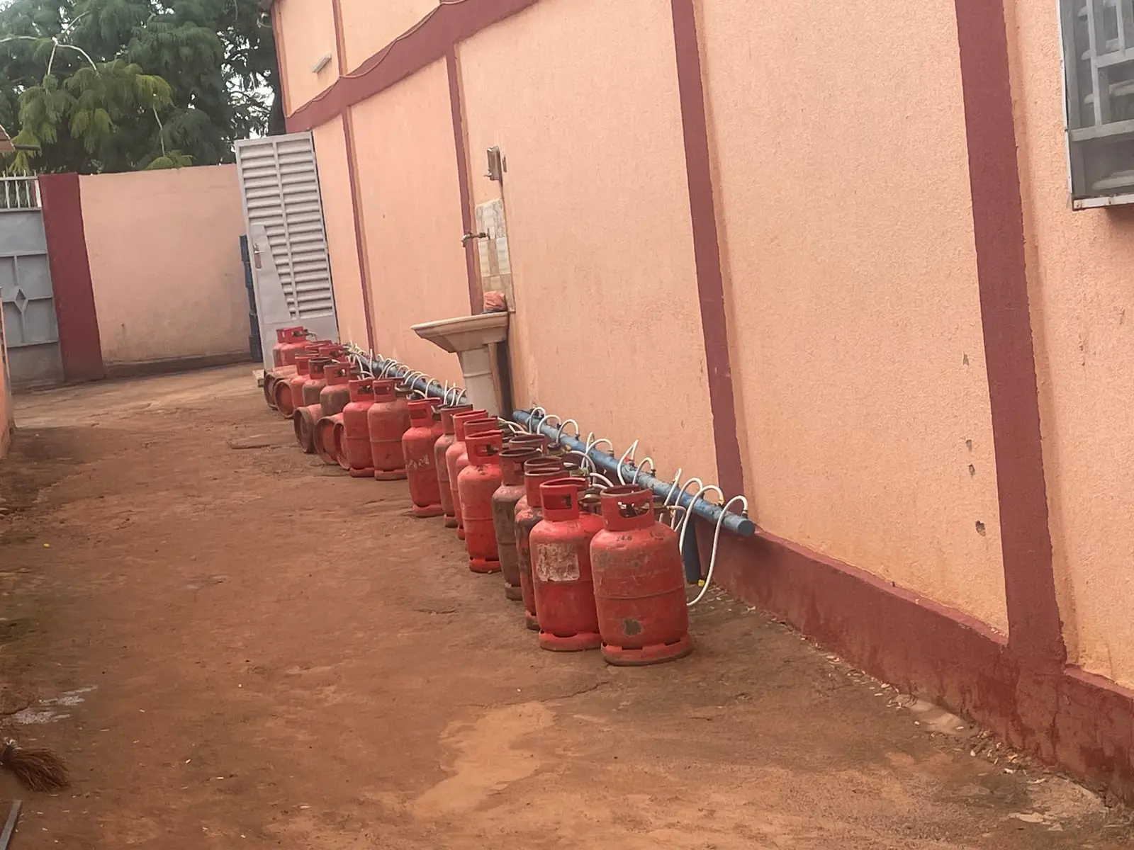Bouteilles de GPL en attente sur une unité de séchage. C’est le poste que la biomasse remplace.
