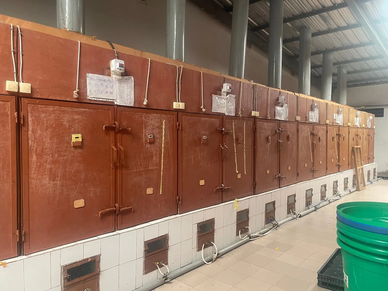 Batterie de séchoirs armoire en service.