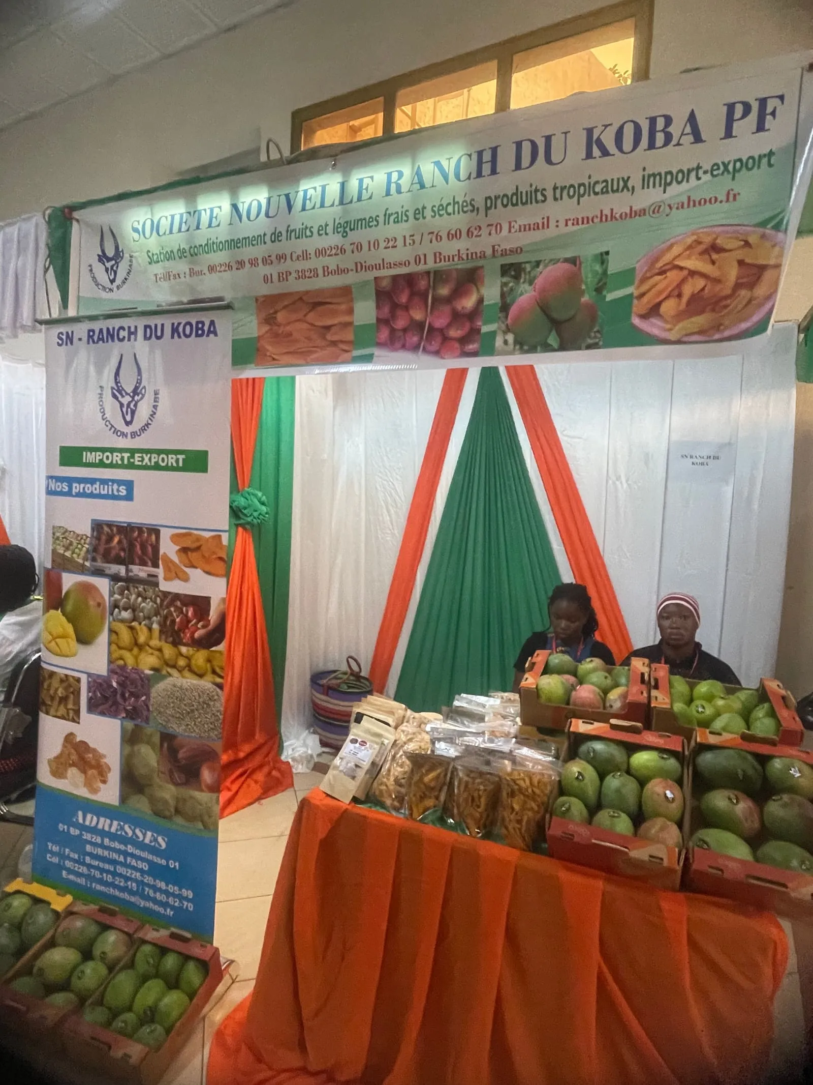 Transformateur ouest-africain présentant ses fruits séchés sur un salon